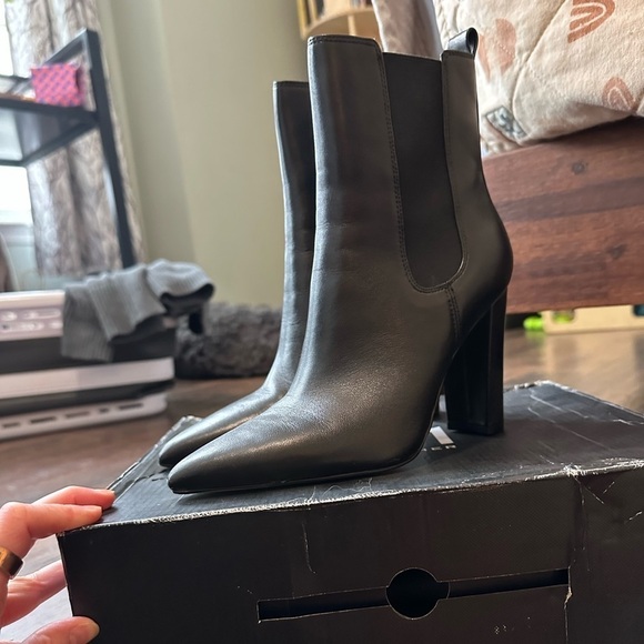 Marc Fisher | Women's Garliss Chelsea Boot - Picture 6 of 11